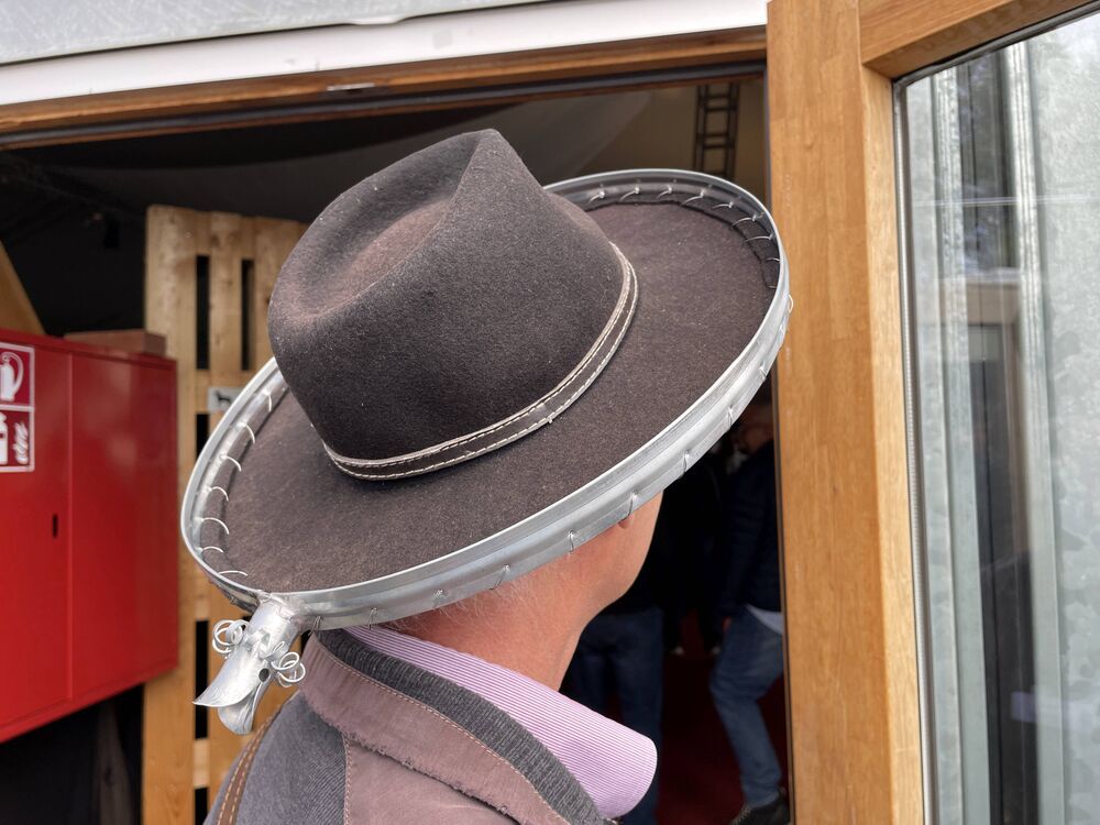 Spenglermeister Gilles Vivian hat seinen Hut verziert mit kunstvoller Spenglerarbeit: saubere Hutwasser-Ableitung. (Foto: Peter Warthmann)